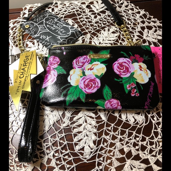Betsey Johnson Handbags - 🆕 ❤️ Betsey Johnson Charging Crossbody/Wristlet